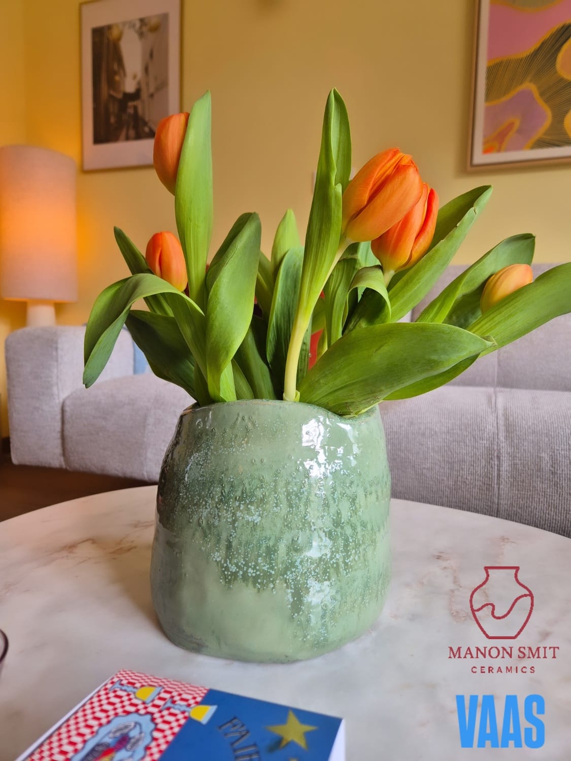 Groene vaas met oranje tulpen