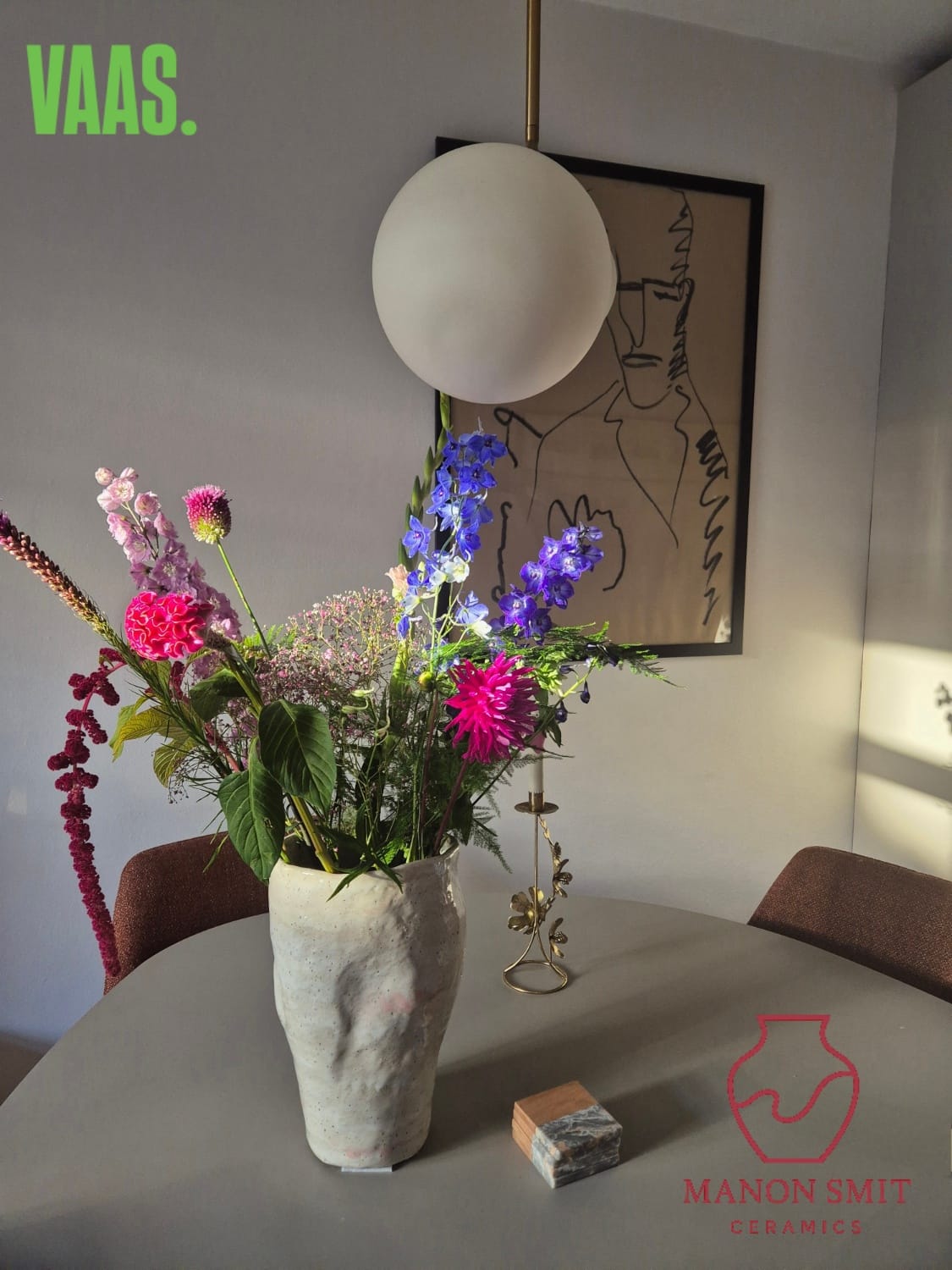 Handgevormde vaas met bloemen en kaarsenstandaard